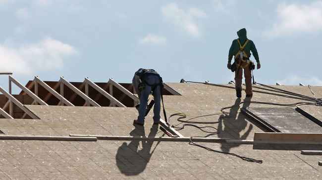 Do Roofers in Orange County Need to be Licensed and Insured?
